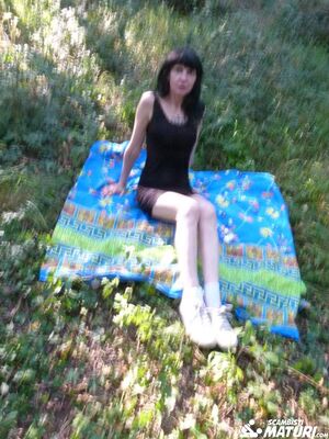Scambisti Maturi - Skinny mature swinger chick naked outdoors for picnic doggystyle & 69