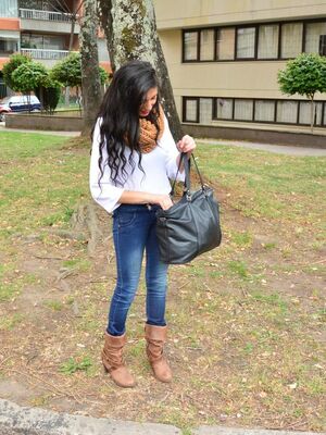 Carne Del Mercado - Attractive Latina Penelope Perez posing outside clothed in tight jeans & scarf